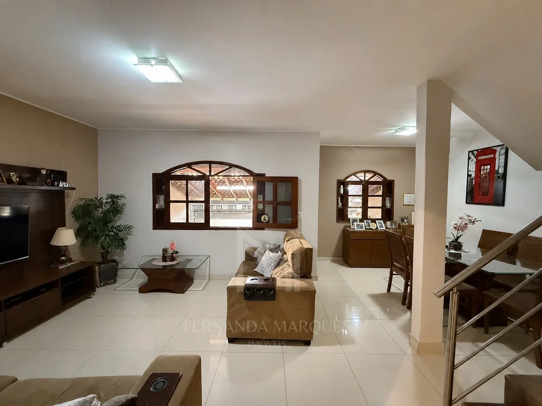 Fernanda Marques vende sobrado maravilhoso em Samambaia Norte!4 Quartos, sendo 1...