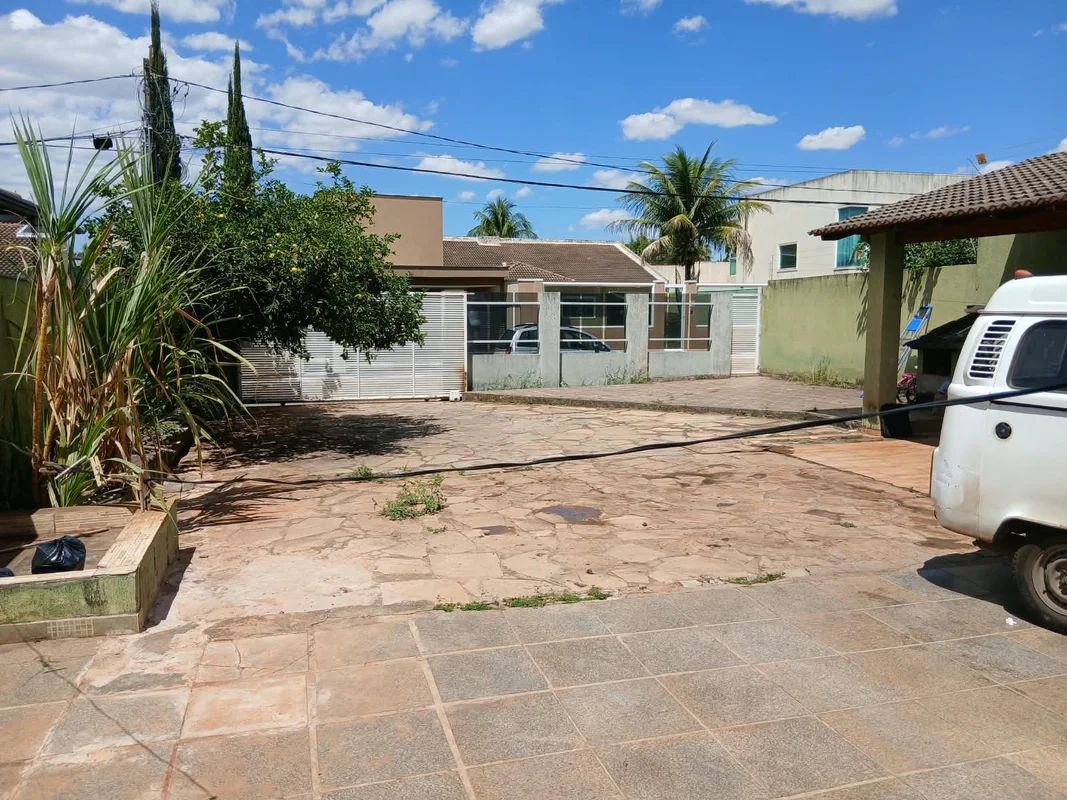 Excelente lote residencial com casa simples de 2 quartos sendo 1 suíte, sala, co...