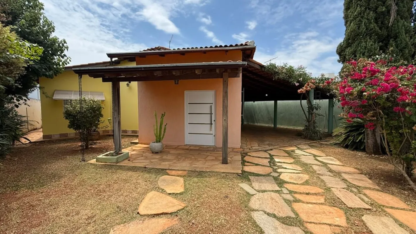 Imobiliária Solino vende excelente casa no condomínio RK.Casa composta de: - 03 ...