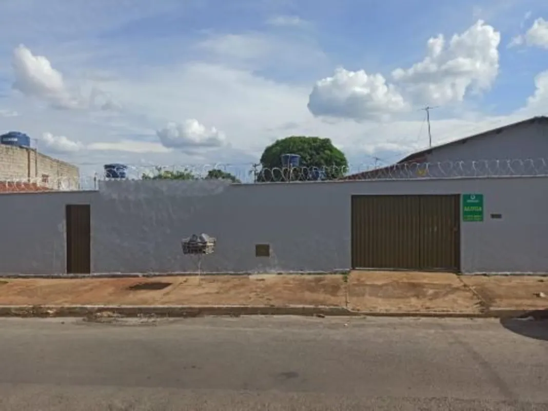 Excelente oportunidade para quem procura uma casa com muito espaço. Característi...