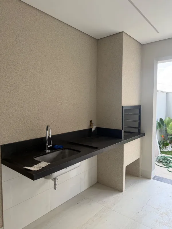 Sobrado com com 3 suítes, área gourmet, piscina, cozinha americana, possui um qu...