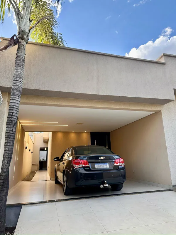 Casa moderna e sofisticada, com excelente padrão construtivo, ambientes amplos e...