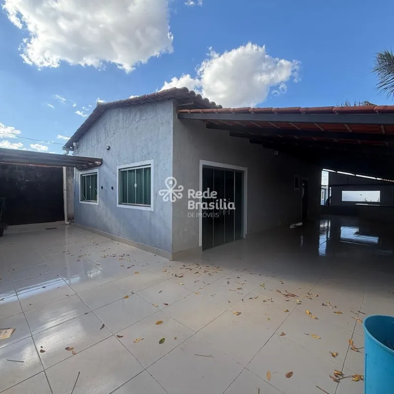 CARACTERÍSTICASCasa principal com 3 quartos, sendo 1 suíteSalaCozinha com armári...