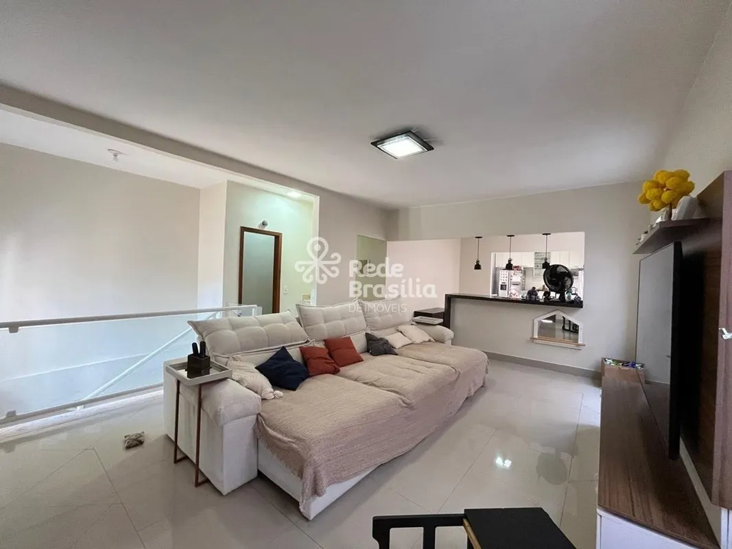 Possui um amplo terraço com vista panorâmica, perfeito para momentos de lazer e ...