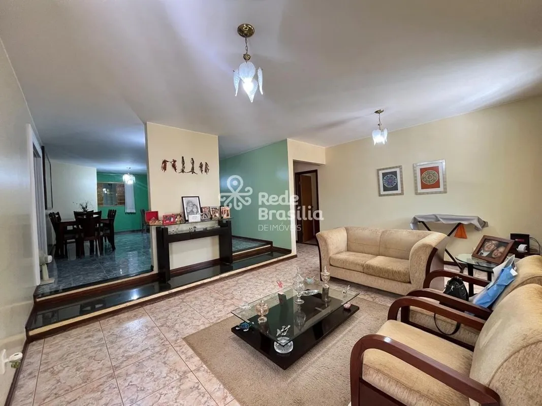 Excelente residência em lote amplo de 980 m², com 289 m² de área construída, ofe...