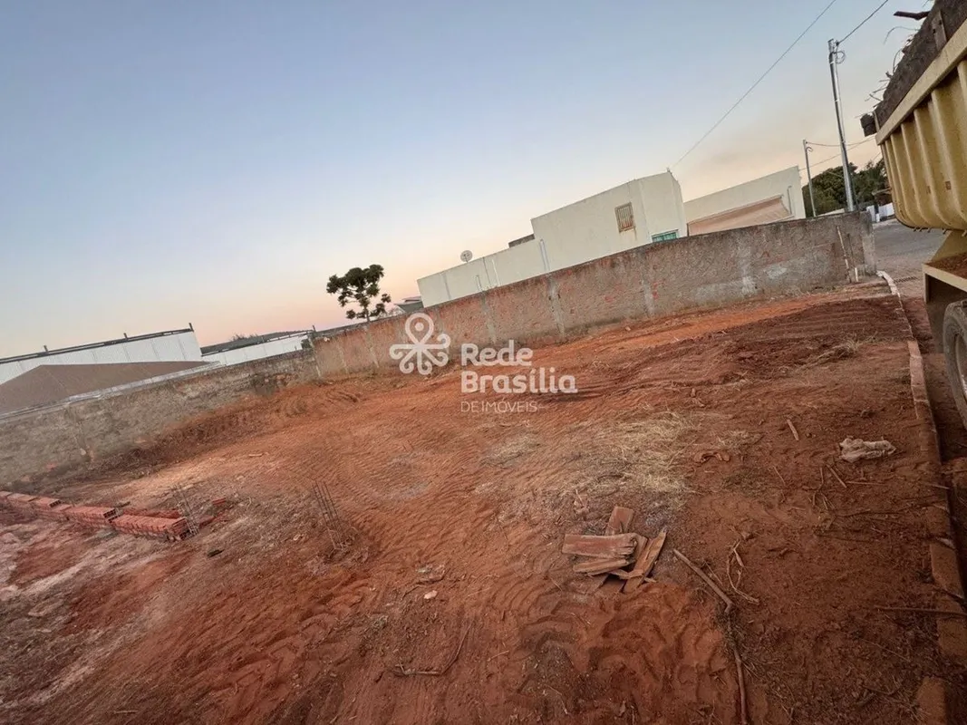 Vende-se lote de 280 m² em rua única, local tranquilo e seguro.Condomínio com si...