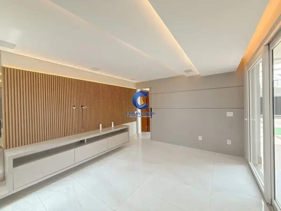 Essa casa na QE 17 do Guará vai te surpreender! Alto padrão, 350 m² de área cons...
