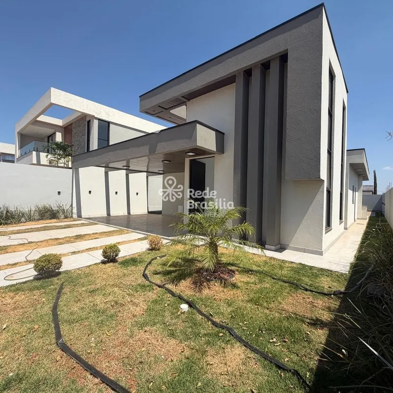 A residência conta com uma excelente distribuição dos ambientes e uma área de la...