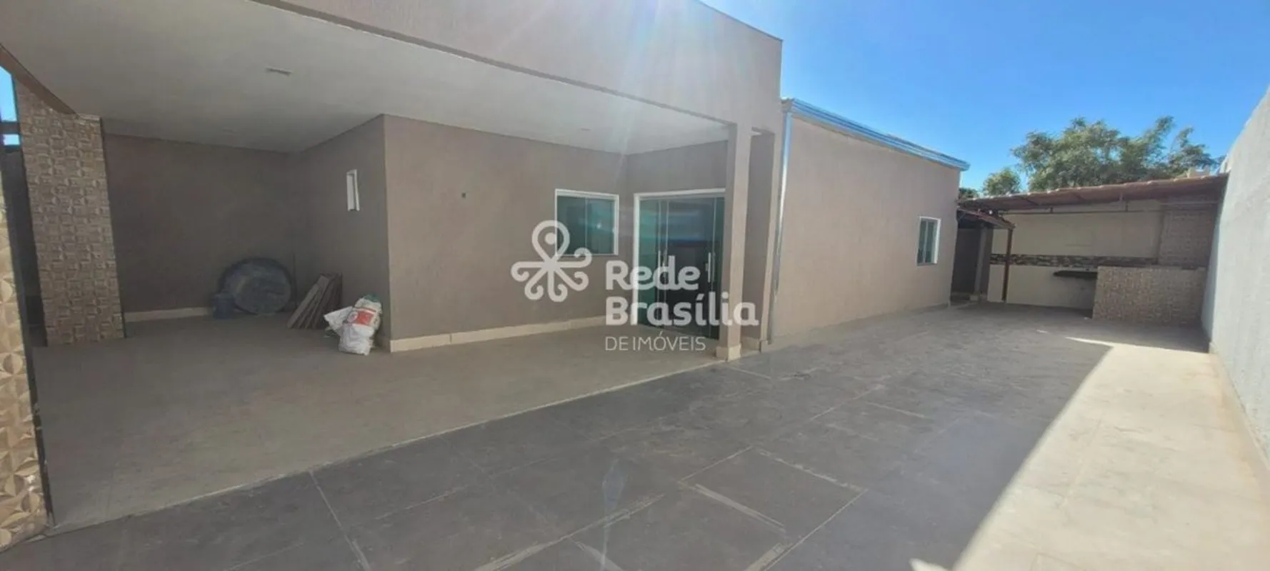 Detalhes do IMÓVEL: Área privativa: lote de 300m² 3 quartos, sendo 2 suítes sala...