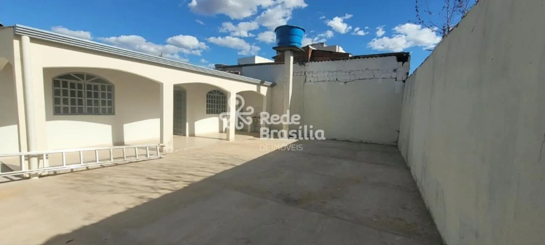 Excelente oportunidade para quem busca espaço, conforto e um amplo terreno.O imó...