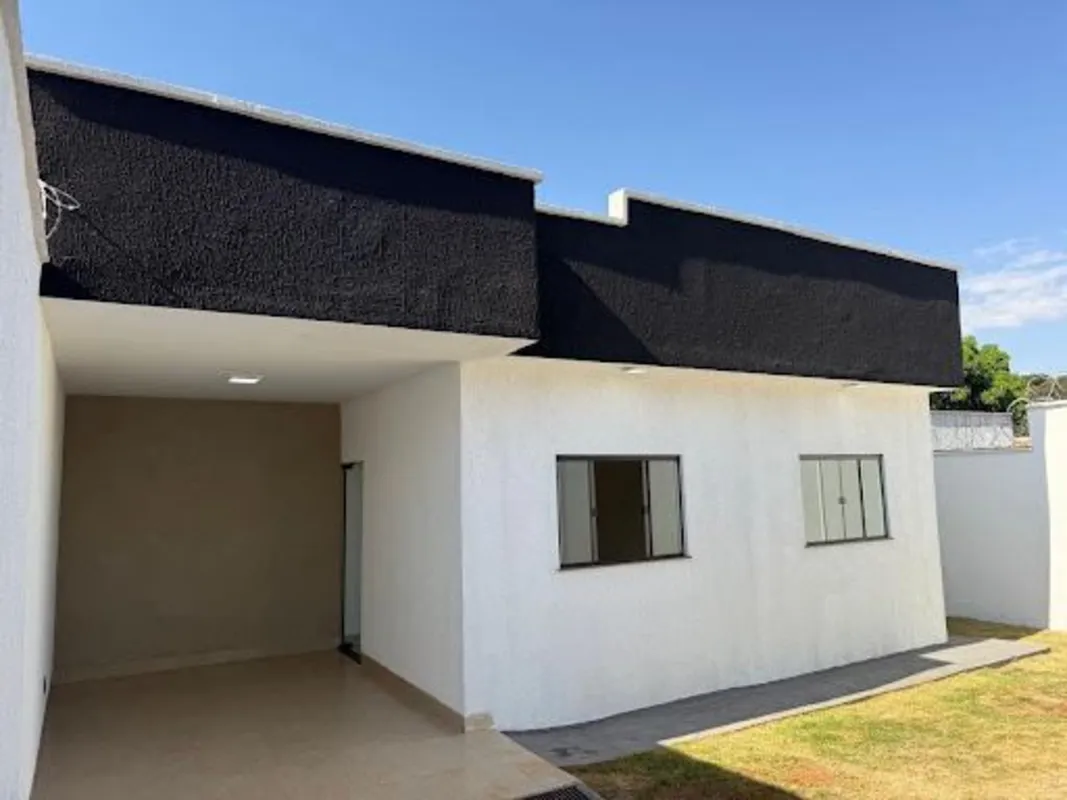 Casa recém-construída, com:- Sala; - Cozinha; - 3 quartos, sendo 1 suíte;- Área ...