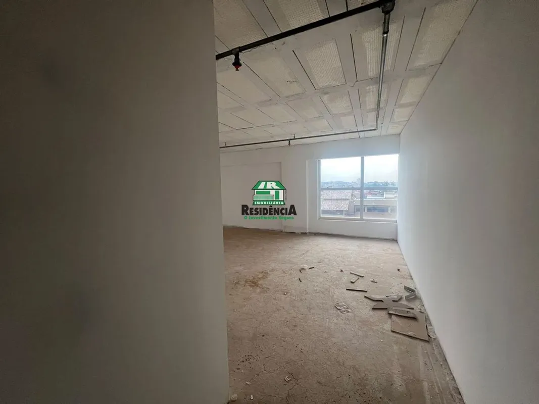Sala nova, nunca habitada. 63 m². Banheiro. Vaga individual. Complexo comercial ...