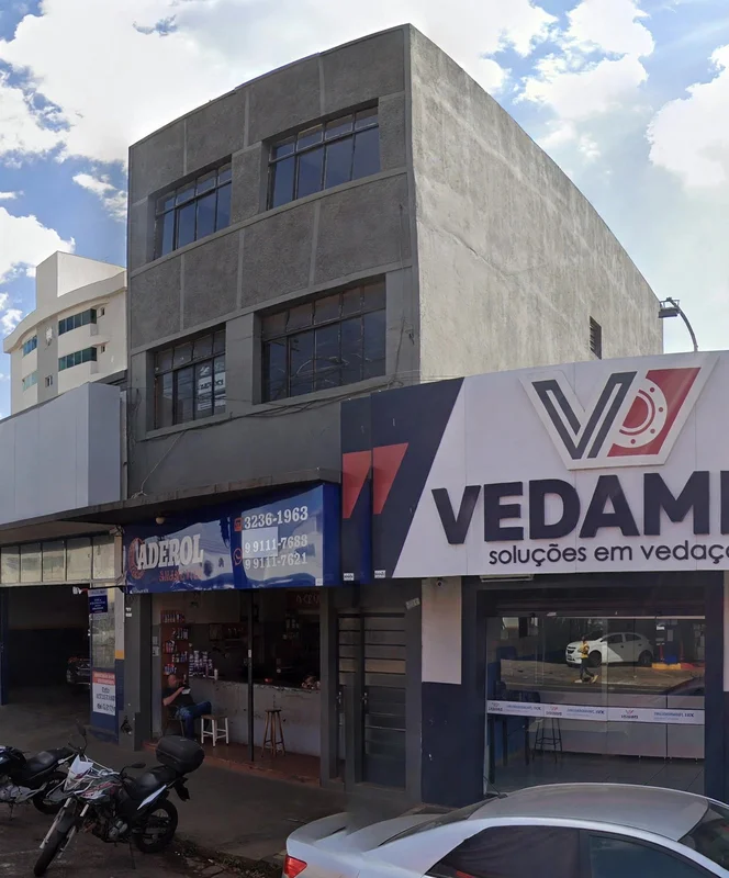 Prédio misto à venda em Uberlândia, ideal para quem busca um imóvel versátil. Co...