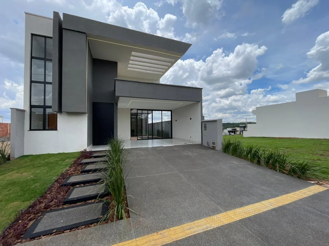 Casa de alto padrão em condomínio fechado — Senador Canedo/GO | 137m² + piscinaC...