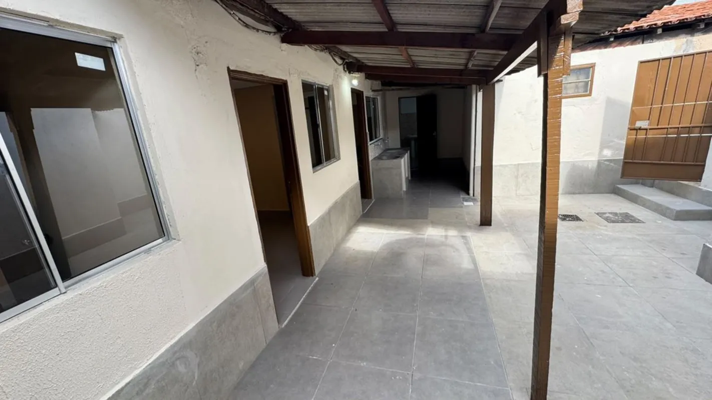 Barracão disponível para locação o imóvel conta com: 2 quartos, sendo 1 suíte; 1...