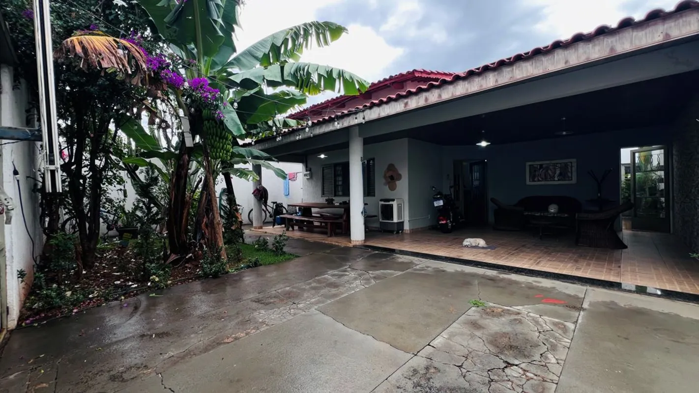 Raridade na região, casa de 3 quartos, sendo 1 suíte com hidromassagem, sala com...