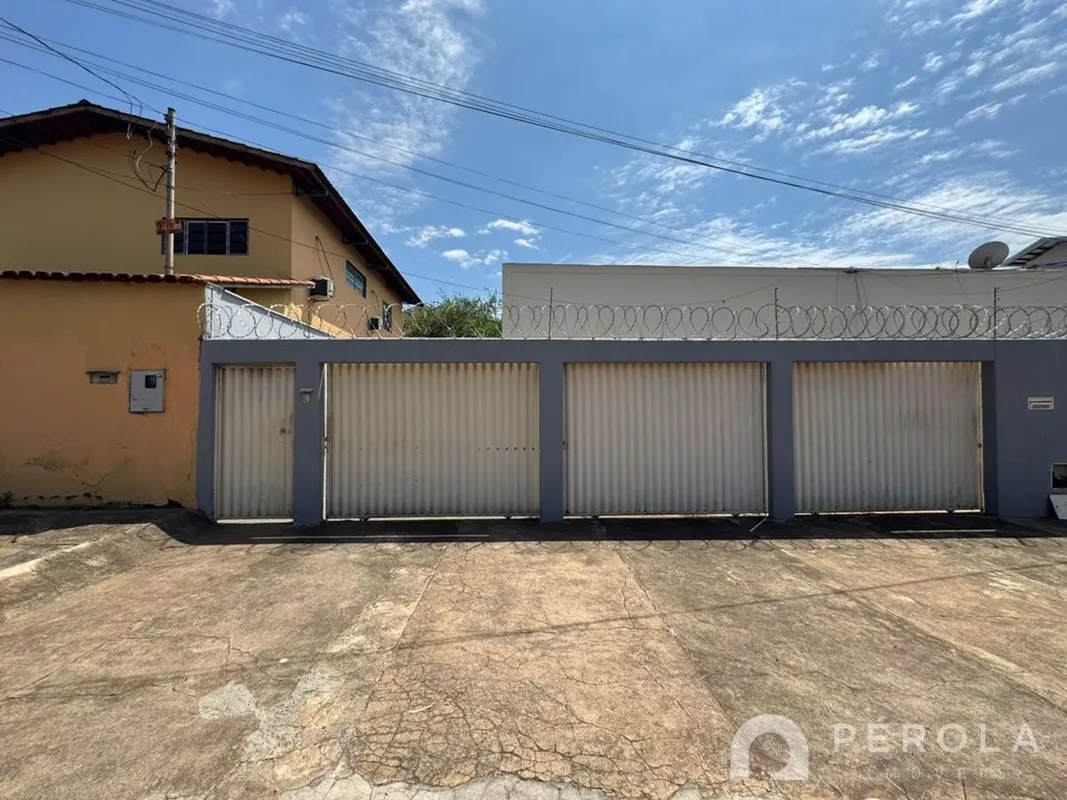 Casa geminada com dois quartos, banheiro social, sala, cozinha e área de serviço...