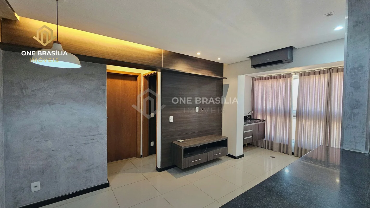 01 QUARTO - Sala com hack, painel de tv, ar condicionado; Cozinha com armários, ...