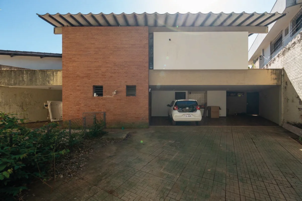 Exclusiva Casa no Setor Sul: 540 m² de Lote com Acesso Duplo e Fundo para Pracin...