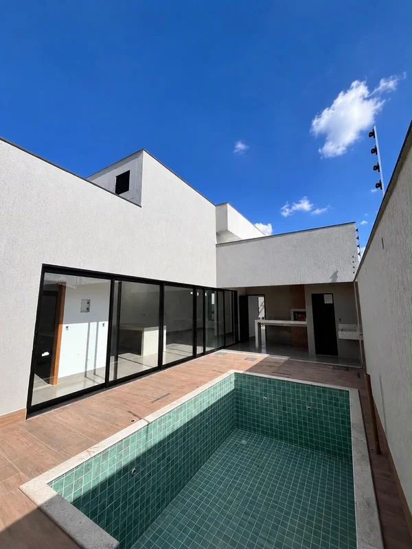 Casa Térrea Nova e Moderna: Lazer Completo com Piscina e Máxima Segurança (Pront...