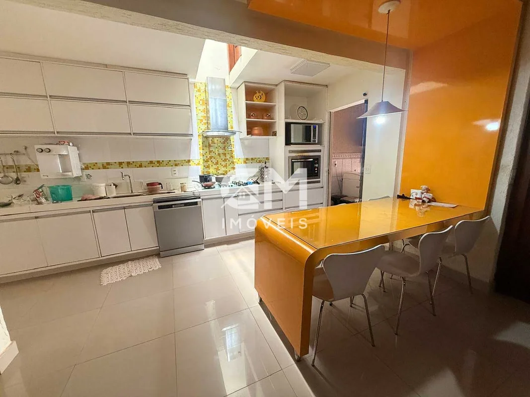 GM IMÓVEIS VENDE CASA NO CONDOMINIO VIVENDAS SERRANA Excelente residência em lot...
