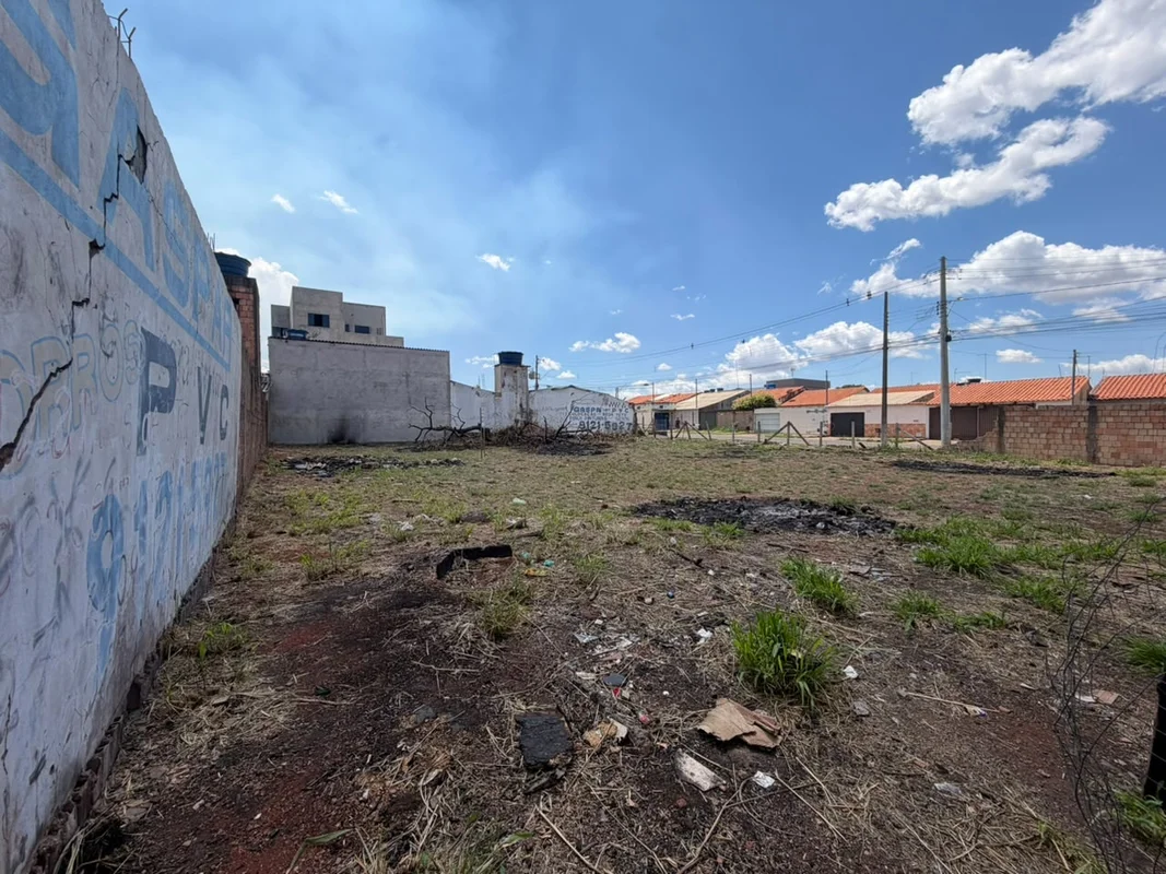 02 LOTES DE ESQUINA PARA VENDA Excelente oportunidade para quem deseja construir...