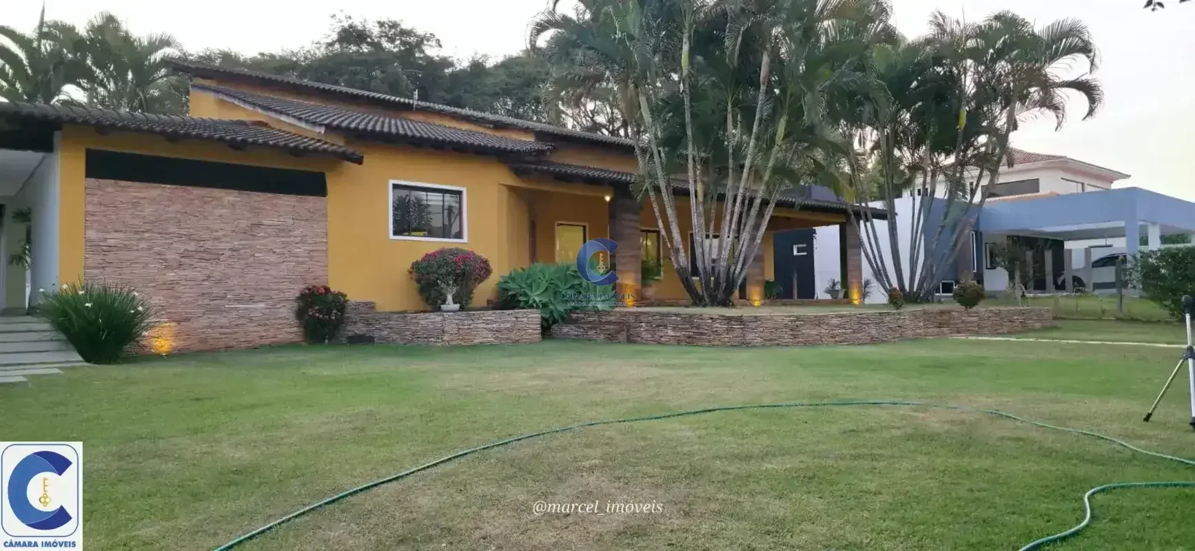 Excelente oportunidade na Rua 12, Vicente Pires, DF. Esta casa de alto padrão of...
