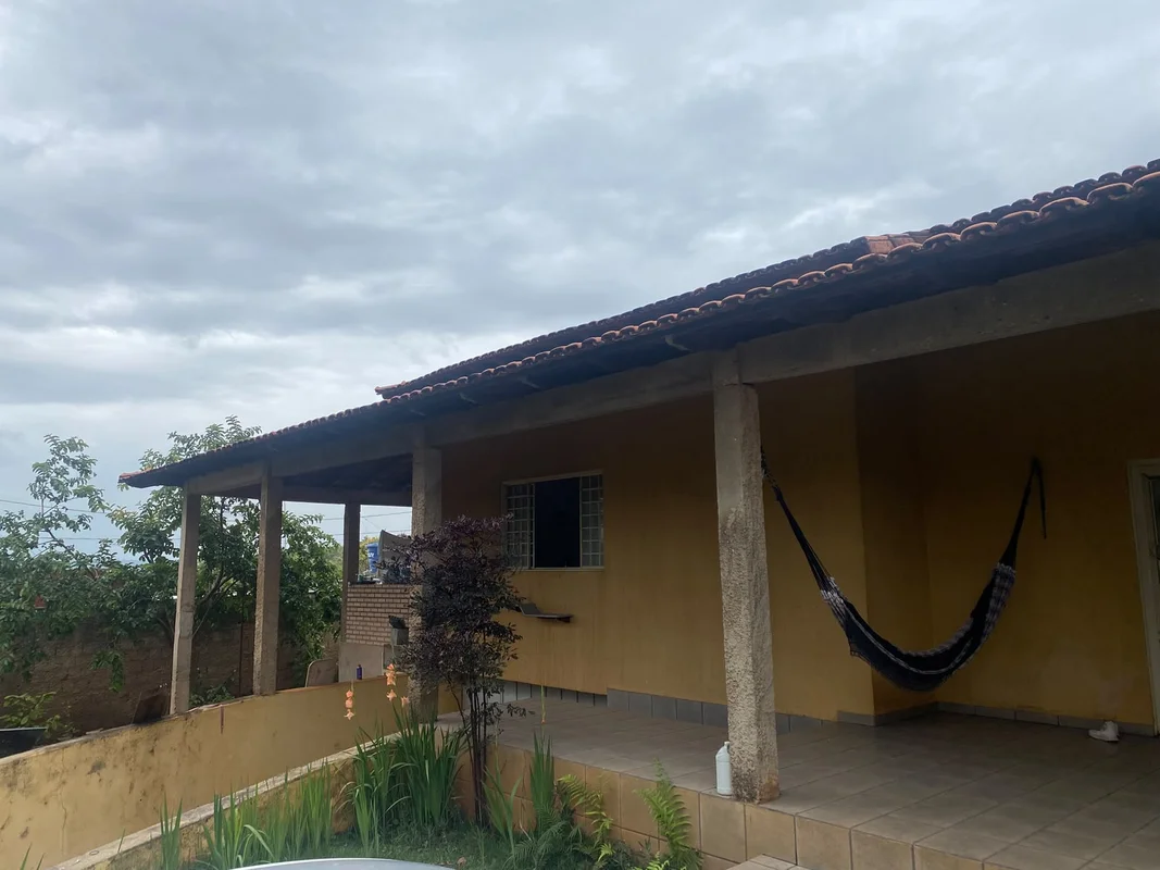 * A&M IMOVEIS VENDE OTIMA CASA NO SETOR DE MANSOES COM 03 QUARTOS E LOTE DE 1000...
