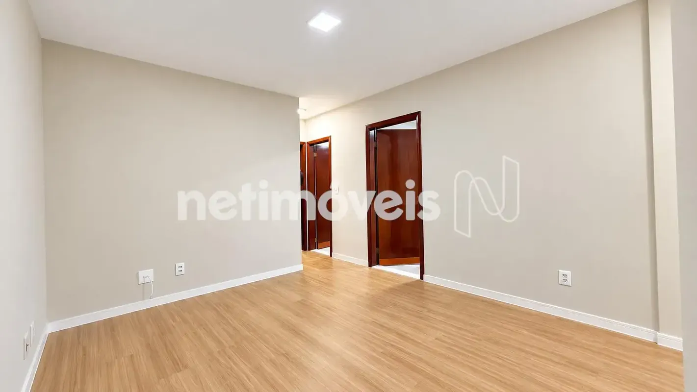 Sala, 02 quartos, sendo 01 com armários, cozinha com armários e fogão cooktop, a...