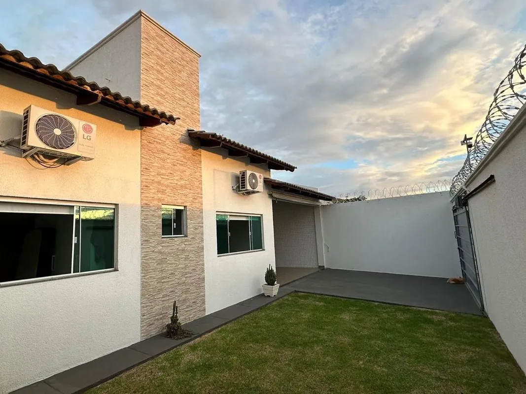 CASA 3 QUARTOS SENDO 1 SUÍTE, BANHEIRO SOCIAL, SALA E COZINHA INTEGRADA TIPO AME...