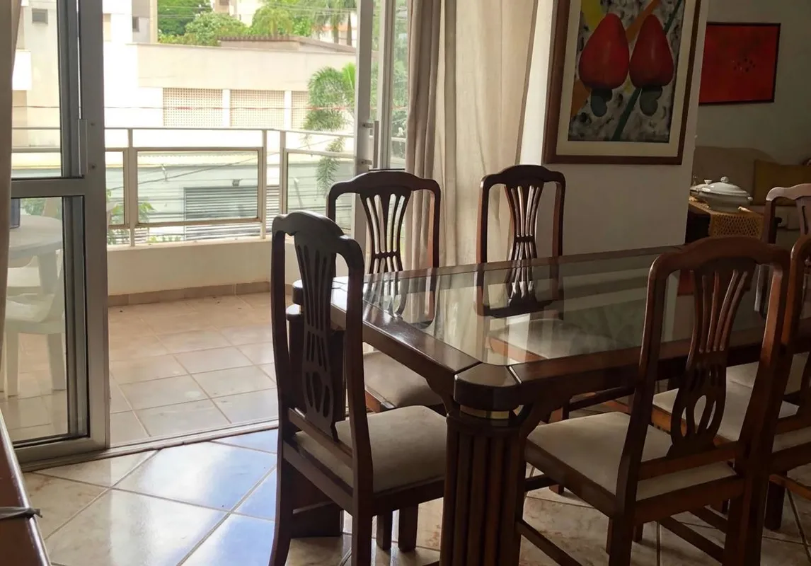 Apartamento amplo com 04 quartos, sendo 02 suÃ­tes (01 com varanda), com armÃ¡ri...