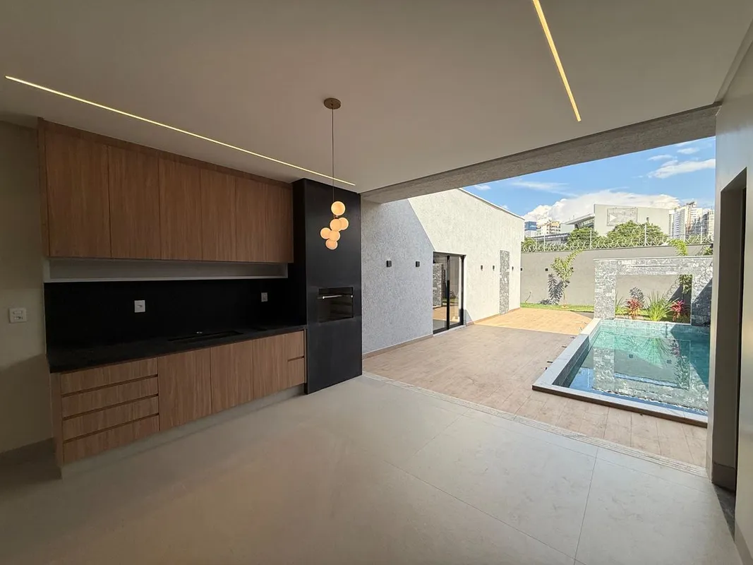 Casa térrea à venda com 4 suítes no Parque Amazônia, em Goiânia. São 221,88 m² d...
