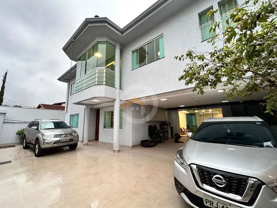 Esta casa de alto padrão com 6 quartos no Jardim Planalto , excelente para morar...