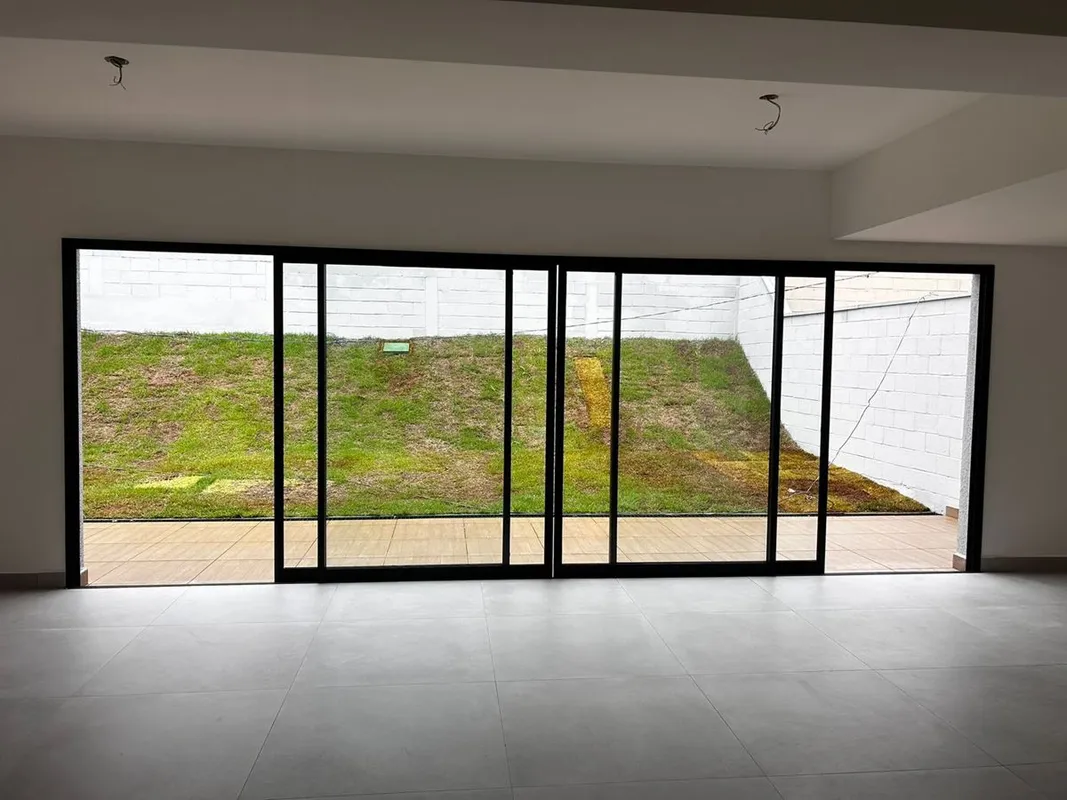 Sobrado 4 Quartos, sendo 3 Suítes - Jardins Lyon - Frente a MataCom 4 Dormitório...