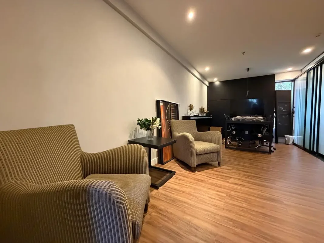 SAU | EDIFÍCIO LIBERTAS | SALA REFORMADA | 1 VAGA Sala de 38m² reformada e divid...