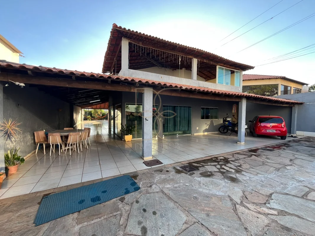 BE INVEST IMOB VENDE:SOBRADO COM 6 QUARTOS EM LOTE DE 800M² - GUARÁ PARKExcelent...