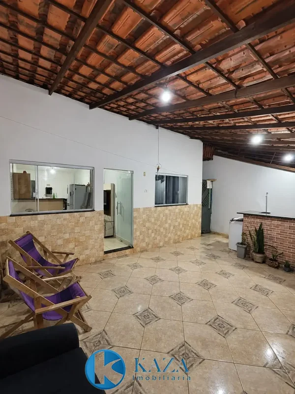 Excelente residência arejada e reformada, com três quartos, localizada no Reside...
