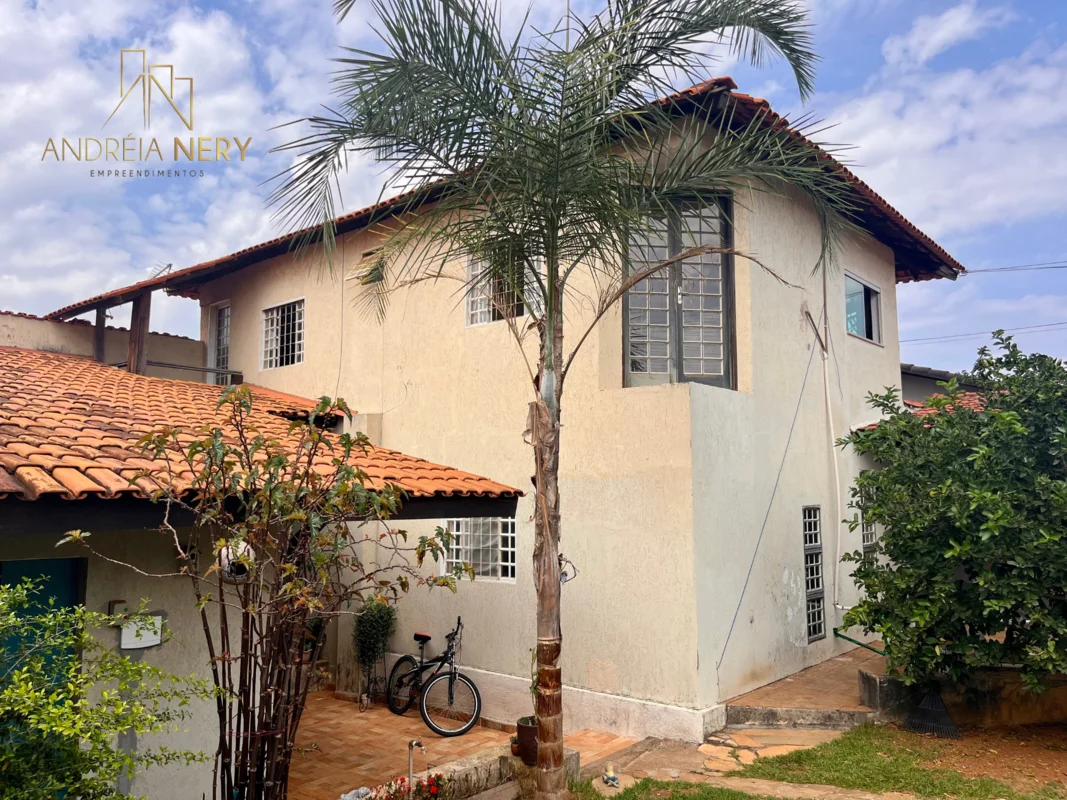 Casa clássica com ambientes amplas, uma localização perfeita para quem busca pra...