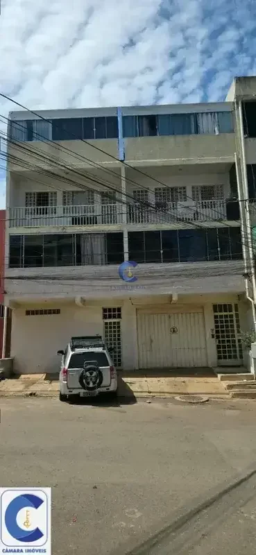Este prédio comercial, localizado na Área Especial 4 Módulo E, no bairro Guara I...