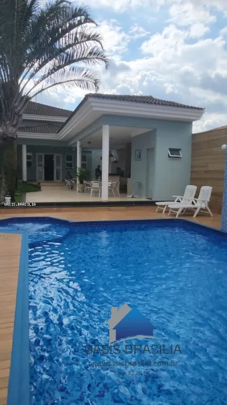 CASA DE CINEMA. Descubra o privilégio de viver em uma casa que une elegância, co...