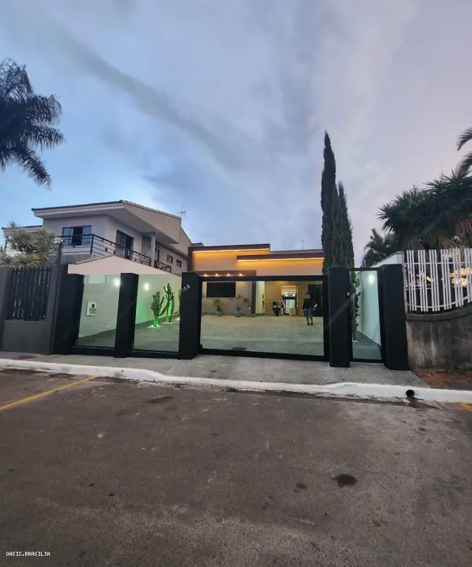 É difícil encontrar uma casa térrea que consiga equilibrar a praticidade do dia ...
