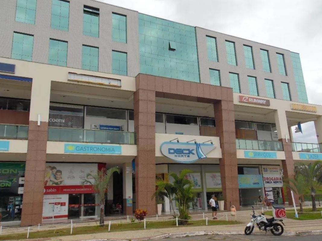 Excelente sala comercial reformada.- Sala com vista livre para o Lago;- Banheiro...