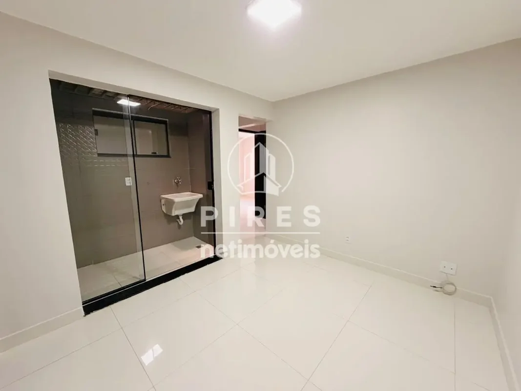 1° andar, sala ampla, cozinha com armários planejados, 1 banheiro, 02 quartos , ...