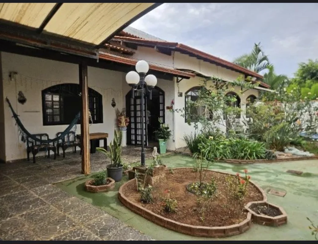* A&M IMOVEIS VENDE EXELENTE CASA EM CONDOMINIO FECHADO COM PORTARIA 24 HORAS TO...