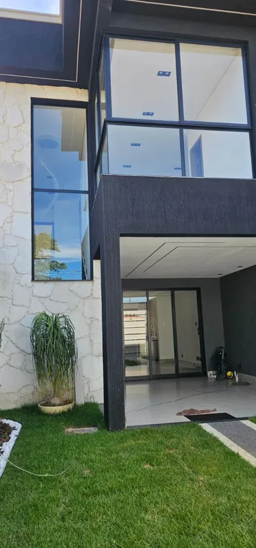 Viva o melhor da vida em um sobrado que combina conforto, lazer e exclusividade ...