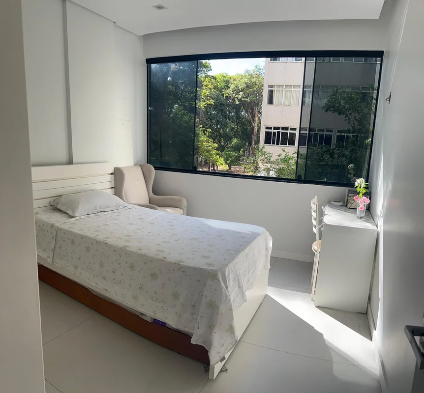 Descubra um apartamento reformado na excelente localização da SQS 310, na ASA Su...