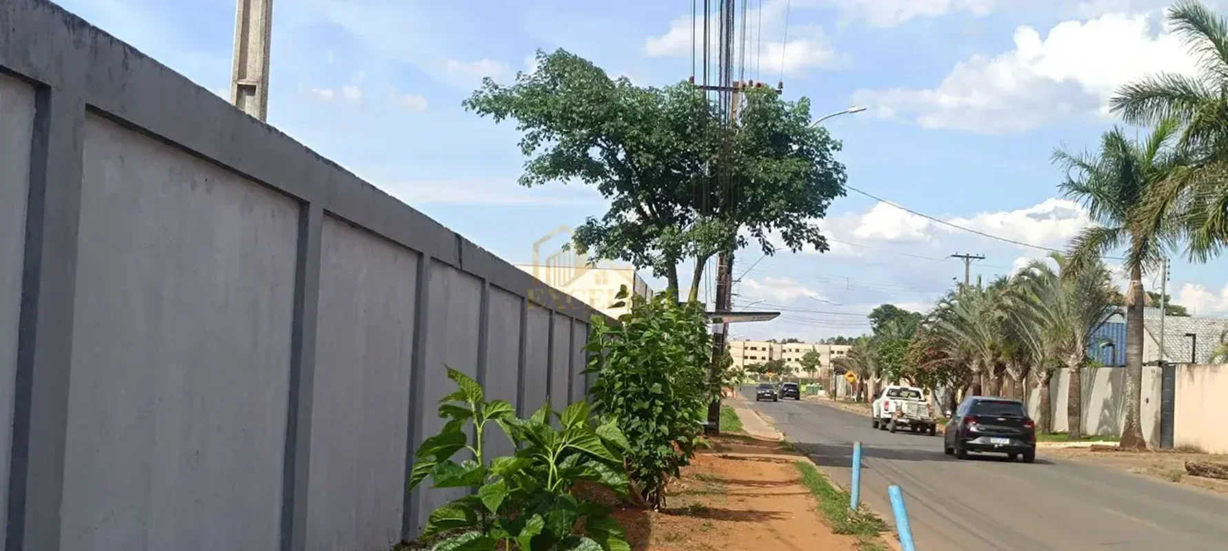 Excelente lote de 400 m2 (20x20), todo plano;Localizado na Rua Rodobelo, à 300 m...