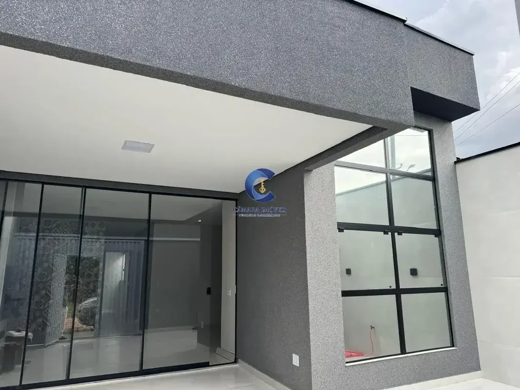 Imagine morar em uma casa nova, com excelente localização no coração de Samambai...