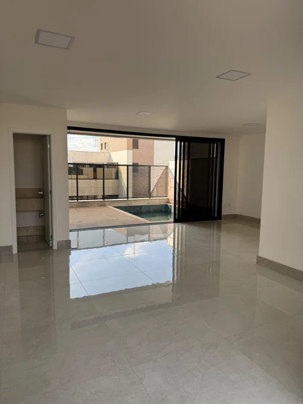 266m², 3 quartos sendo 1 suíte, despensa, área de serviço separada, vestiário co...