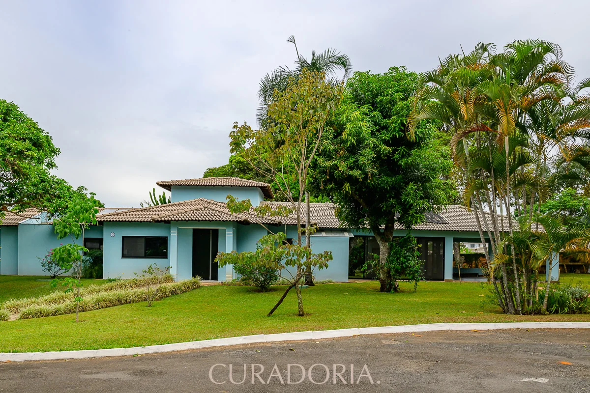 Casa térrea de 350 m2, em condomínio fechado, assinado pelo Arquiteto Gomes Figu...